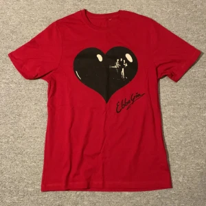 Letar efter en röd t-shirt med hjärtmotiv från Ebba Grön - Jag söker en Ebba Grön tröja helst i storlek L! Skriv ifall du har en som du säljer så vi kan diskutera pris🤗 (ej min bild)