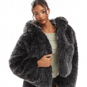 Bershka Fur Jacket - fluffig pälsjacka från bershka, endast använt ett par gånger ❤️