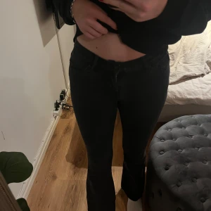 Svarta bootcut jeans från Vero Moda - Snygga svarta jeans från Vero Moda med en mycket bekväm passform😍😍Lågmidjad byxa!!💓Hyfsat fint skick, välanvända men fortfarande så fina!!