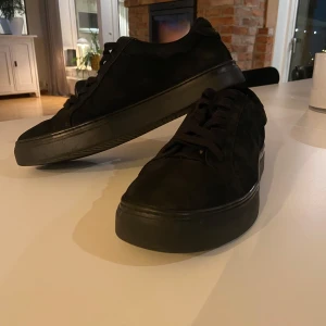 Svarta sneakers från Vagabond - Snygga svarta sneakers från Vagabond i mocka och skinn. De har en stilren design med snörning och en solid svart sula. Perfekta för en casual look.