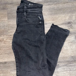 Replay Anbass - Svarta Replays Anbass | Hetaste Jeansen på marknaden Just nu! | Skick är 9/10 | Storlek 28 | Nypris ligger runt ca 1500kr | Hör gärna av er vid minsta möjliga fråga eller fundering! 
