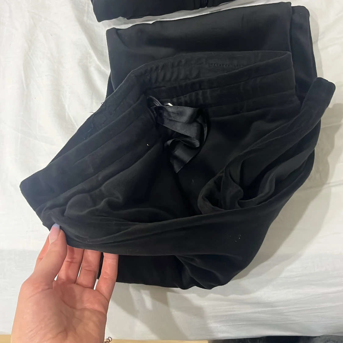 Svart mjukisbyxa med dragkedja - 1