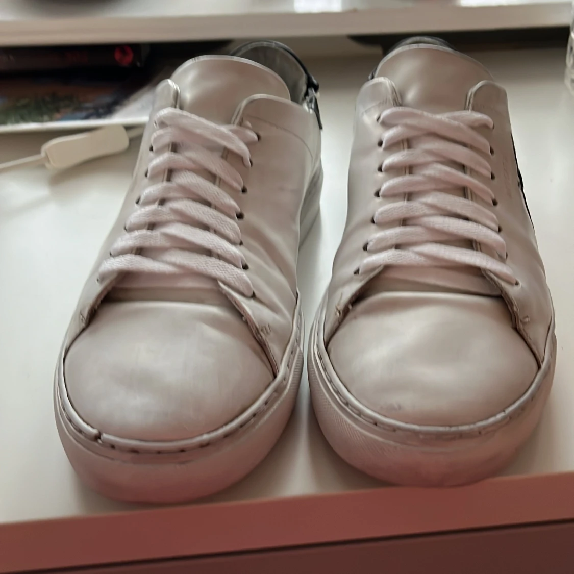 Vita skor från arigato - 1