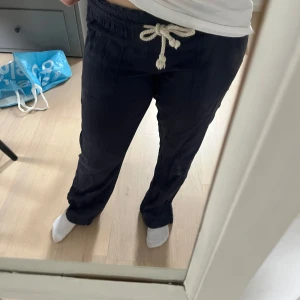 Roxy linnebyxor  - Super fina lågmidjade linnebyxor från Roxy. Mer bootcut än dom ser ut på bilden! Använda några gånger, stryks såklart innan. Skriv för fler bilder! Nypris 600 💕