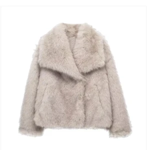 Beige pälsjacka från Dressy - Säljer min pälsjacka från Dressy pga att den inte kommer till användning, köpt för omkring 500 kr, inga defekter 💕💕