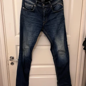 Blå jeans från Replay - Snygga blå jeans från Replay, modell Grover med straight fit. De har en klassisk femficksdesign och en snygg tvätt som ger ett shysst intryck . 