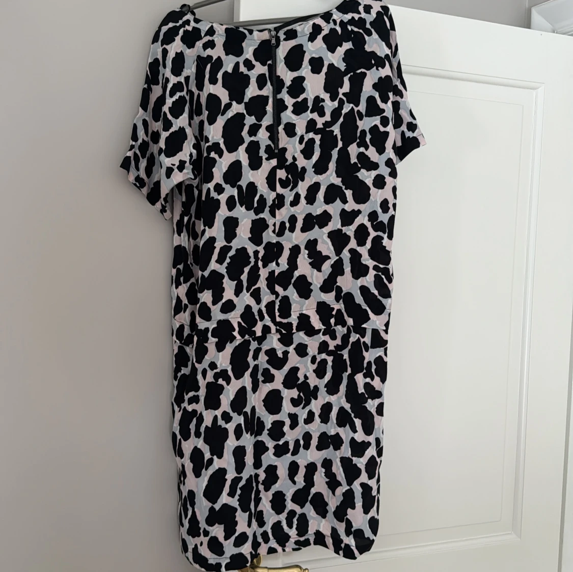 Mönstrad klänning från Soaked in Luxury - 1