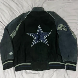 NFL Jacka - En NFL VINTAGE Cowboys Jacka köpt från Beyond Retro( second hand ) köpt för 2000kr! Mocka material. Den har lite fläckar på armarna. pris kan diskuteras 