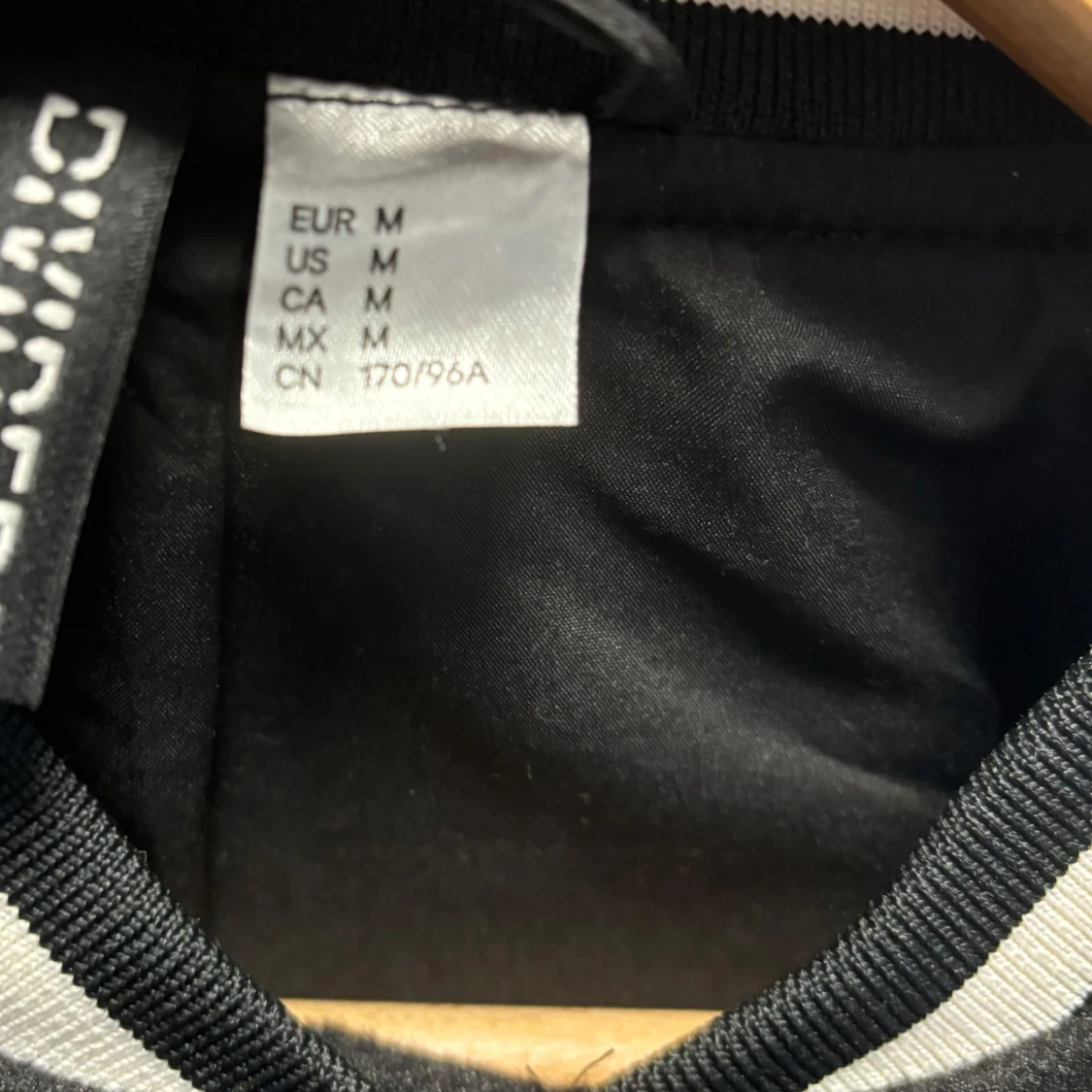 Svart och vit collegejacka - 2