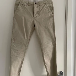 Beige chinos från Jack & Jones - Snygga beige chinos från Jack & Jones