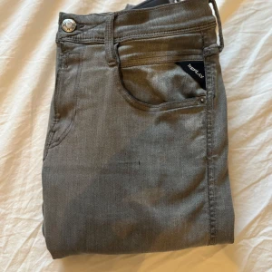 Herr Replay Anbass Jeans - Hej, säljer dessa Replay jeans som är i modell Anbass. Jeansen är i väldigt fint skick. Jeansen är i W29 men kan lösa mått om ni är osäkra på nått. Jeansen har inga deffekter eller täcken på användning. Jeansen är köpta från Nk Göteborg för 2000 kr. 