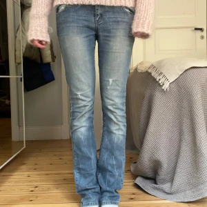Lågmidjade Jean - Fina jeans, midjemått tvärs över är 40 och innebenslängden är 85💕💕