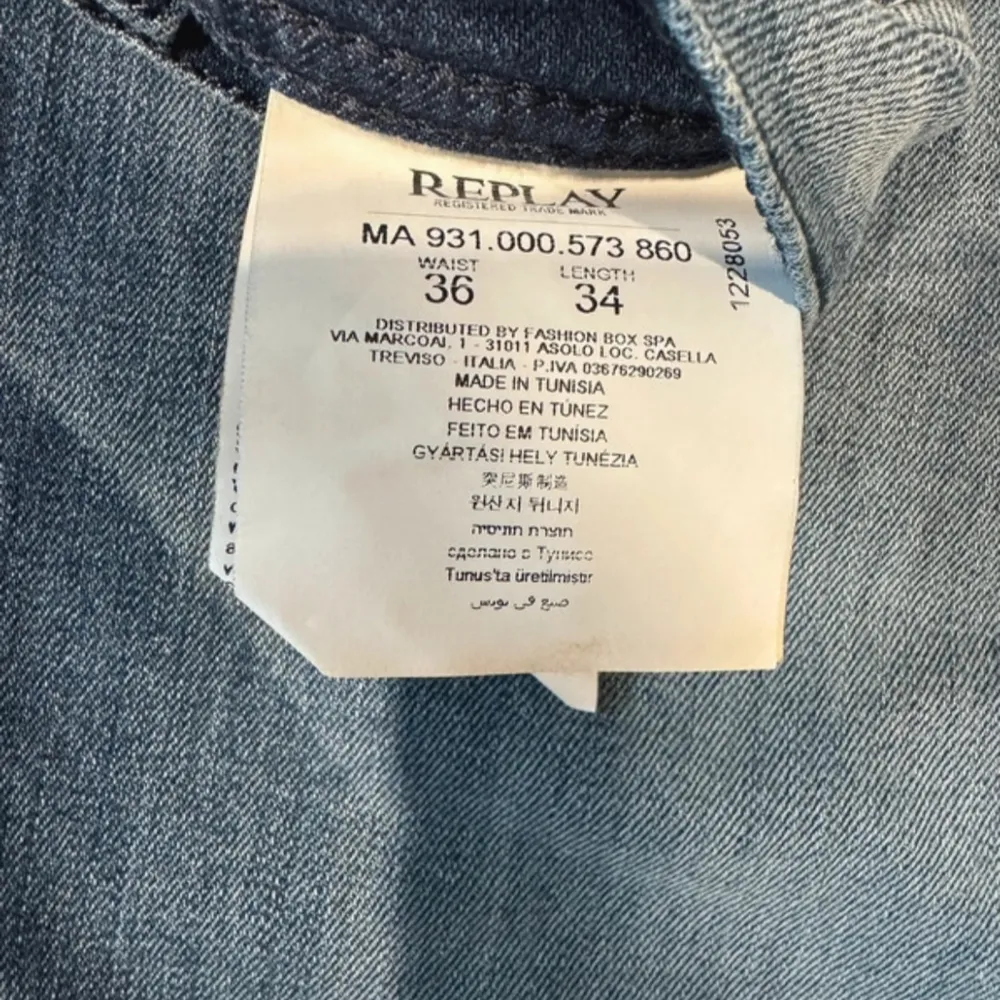Snygga blå jeans från Replay i modellen Jondrill. De har en klassisk femficksdesign och en knappgylf. Jeansen har en lätt tvättad look med subtila slitningar för en trendig stil. Lappen på sista bilden är ej kvar. Skriv för bättre bilder. Kan gå ner i pris vid snabb deal 💨 . Farkut & Housut.