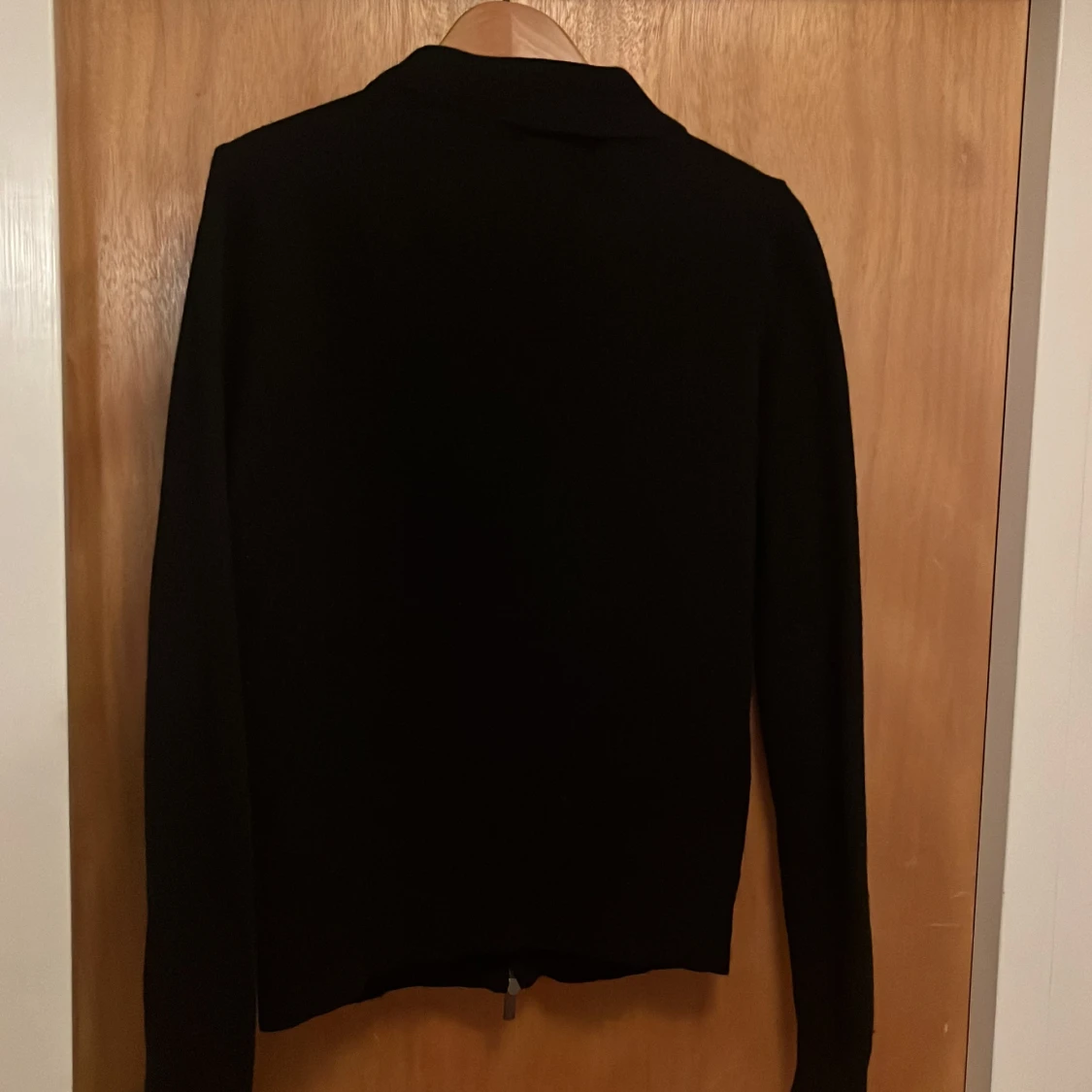 Svart tröja med dragkedja från Massimo Dutti - 1