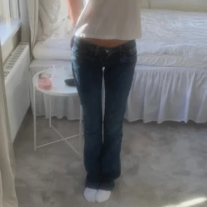 Mörkblå LTB jeans, helt slutsålda!! - Snygga mörkblå jeans med låg midja från LTB. De har en flair/straight passform och är perfekta. Jeansen är helt slutsålda överallt och är väldigt svåra att få tag på! STORLEK W28 L32! Dock lite mindre i storlek