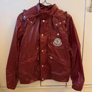 Moncler jacka - Moncler jacka i storlek 0 motsvarar xs/s , i tunt material, lite som en regn/vindjacka ❤️vintage så har därav inte qr-koden, men självklart äkta! Köpt på Vestiaire collective