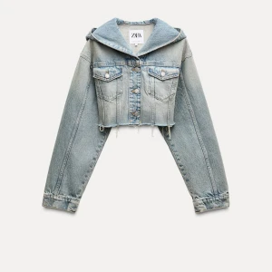 Zara jacka denim  - En kort/crop denim jacka från zara i storlek S. Oanvänd med prislapp på.  Ordpris.399kr