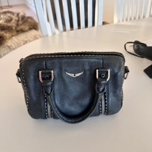 Svart handväska från Zadig & Voltaire - Svart sunny bag från Zadig med matchande band till. 