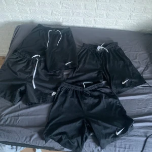 Nike shorts - Säljer 4 par Nike tränings shorts dom två till vänster är s och dom två till höger är m. Jätte bra skick knappt änvända 