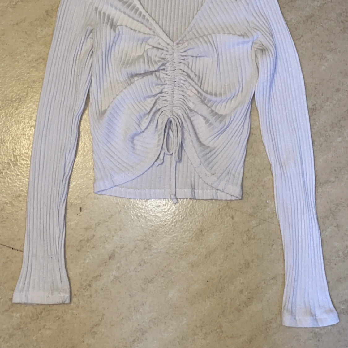 Vit ribbad topp med knytning - 1