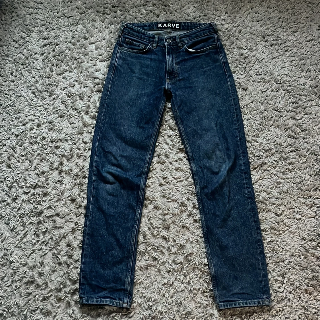 Mörkblå jeans från Karve