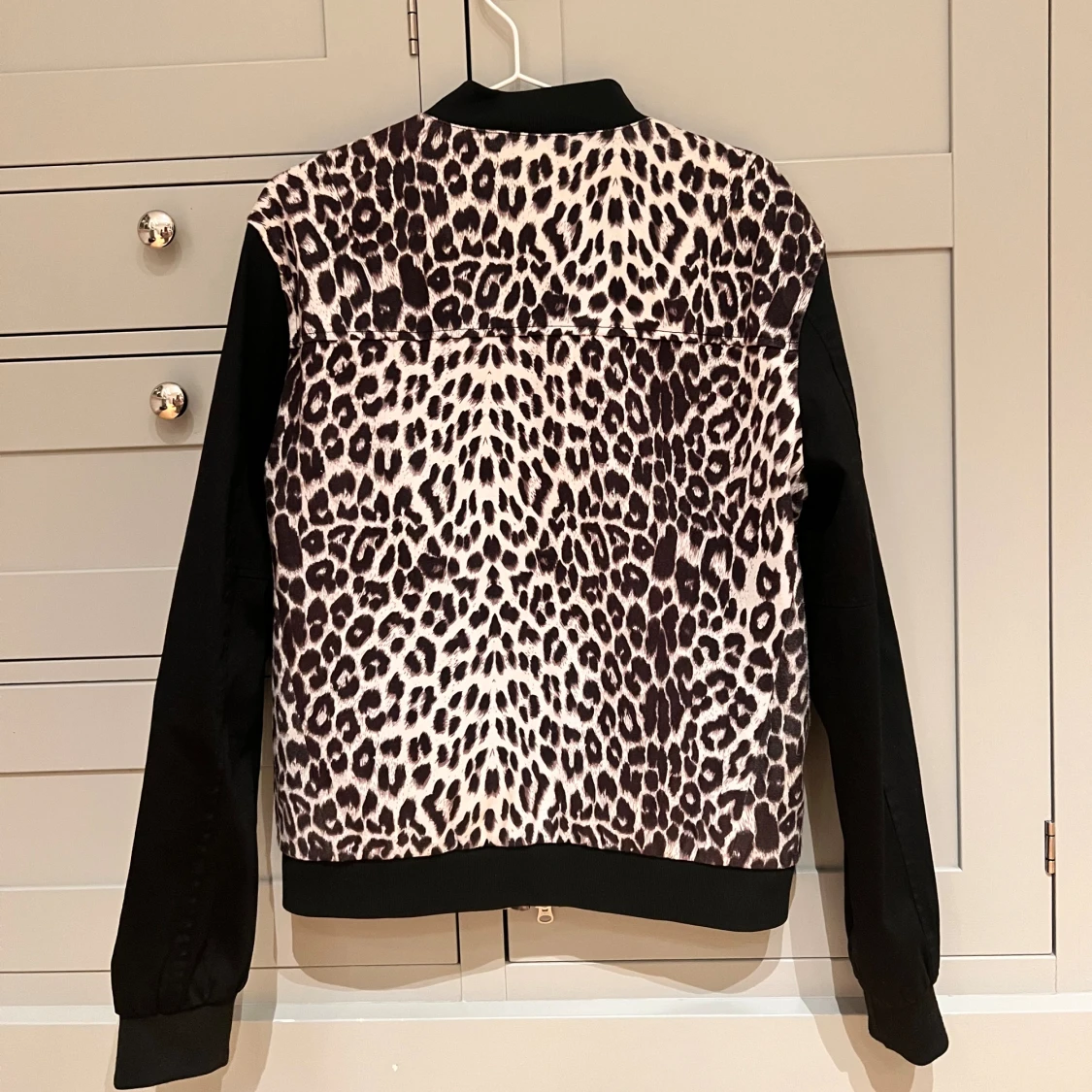 Leopard jacka, Religion  - 1