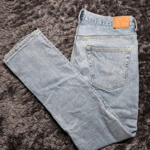 Weekday Easy Regular Straight Jeans - Weekday Easy Regular Straight Jeans | Skick 9/10 | Köpt för 699 | Storlek W33 L32 | Skicka frågor vid funderingar om plagget | Köpare står för frakten 