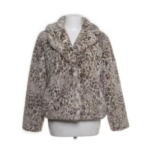 Leopardmönstrad pälsjacka från Gina Tricot - Säljer en snygg leopardmönstrad pälsjacka från Gina Tricot i storlek XS. Älskar den här jackan men säljer då jag är gravid och inte kan använda den. Pris kan diskuteras vid snabb affär, jackan är använd max 5 tillfällen och därför i fint skick 💕✨🌸