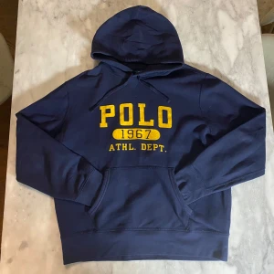 Mörkblå Ralph Lauren hoodie  - Skick: 8,5/10, Hoodien är i väldigt bra skick.   Märke: Ralph Lauren   Storlek: L men passar även M   Färg: Mörkblå  ⭐️ Tar även byten på allt 