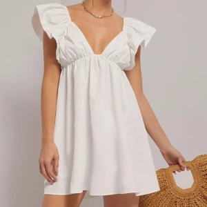 Studentklänning - Superfin klänning till student eller sommaren! Säljer då den tyvärr inte passade mig 