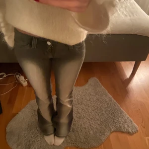 Grå bootcut jeans - Snygga grå bootcut jeans i nytt skick från weekday. Säljer då de inte kommer till användning. De är lågmidjade och har en cool tvätt