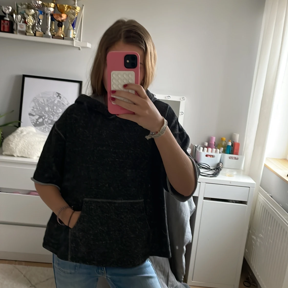 Svart hoodie med korta ärmar - 1