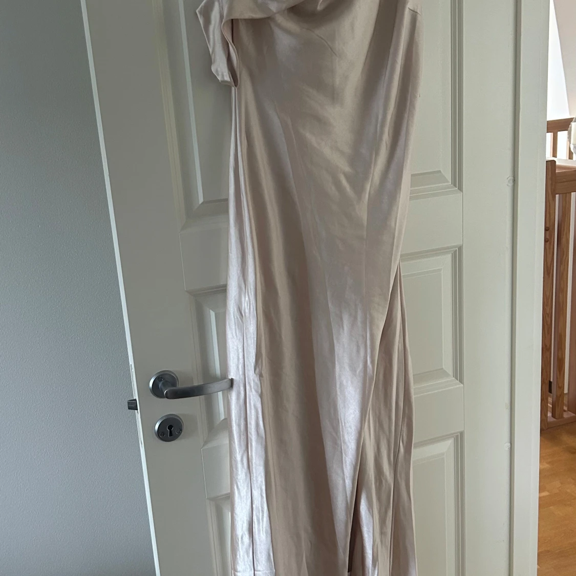 Champagnefärgad långklänning med asymmetrisk axel - 2