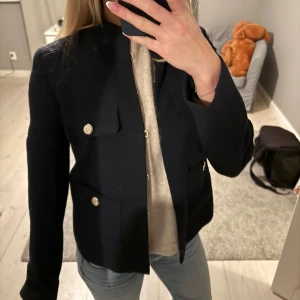 Mörkblå vårjacka med guldknappar - Mörkblå vårjacka från Zara med gulddetaljer! Använder ej länge! Bra skick och använd fåtal gånger💞