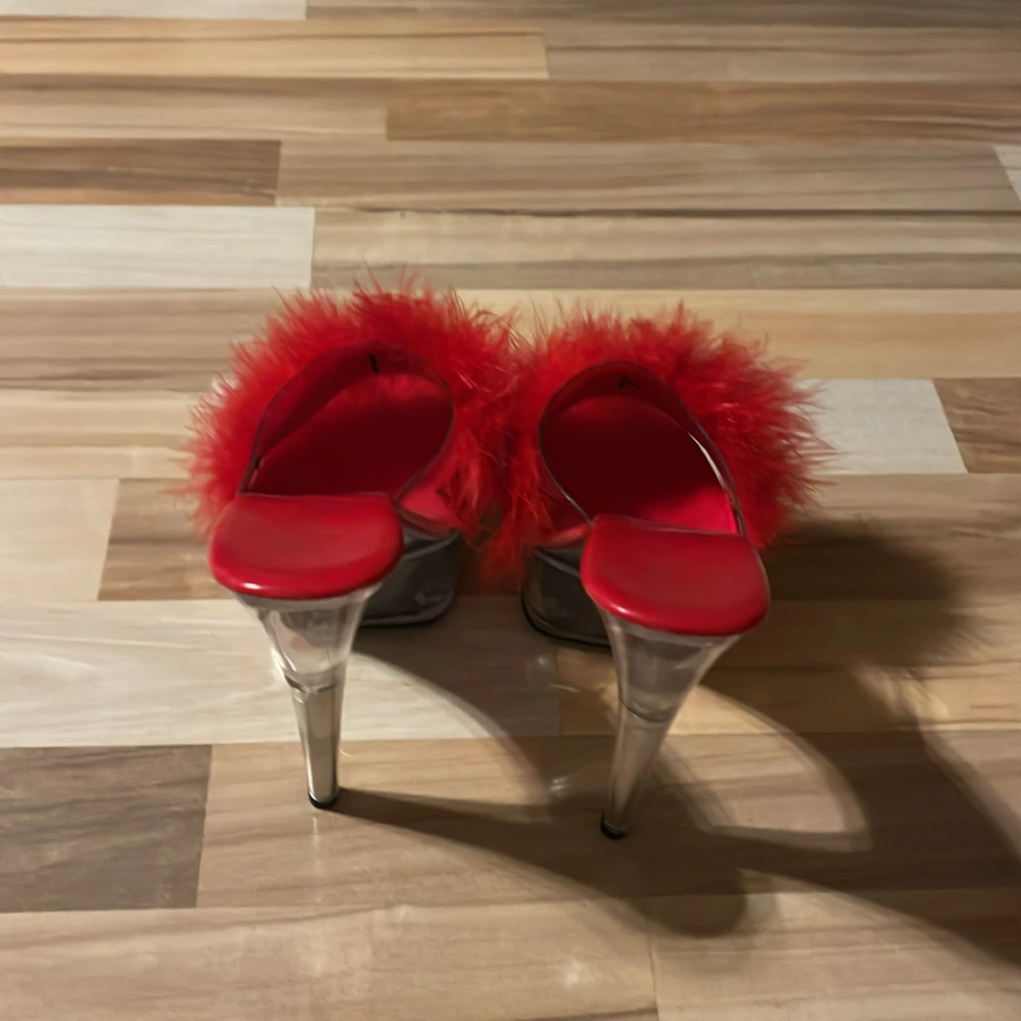 Röda klackskor med fjädrar - 2