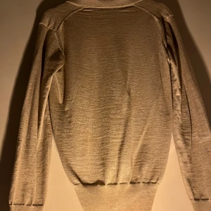 Beige tröja från Oscar Jacobson - Säljer en stilren beige tröja från Oscar Jacobson, tillverkad i Italien. Den är storlek m men skulle säga att den passar S minst lika bra   Tröjan är en half zip med knappar på som är använda väldigt sparsamt och nästan aldrig använd. Funkar lika bra på sommaren  som på vintern ny pris 2500 mitt pris 799 priset är inte hugget i sten. ‼️köparen står för frakt‼️