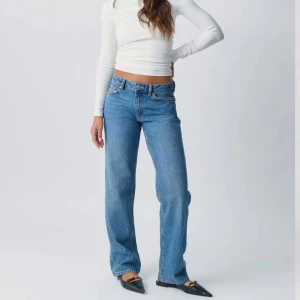 Low straight jeans - Säljer ett par snygga blå jeans från Gina tricot Perfect Jeans. De har en låg midja och en straight passform som ger en klassisk look. Perfekta för en avslappnad stil. Jeansen har en knapp och dragkedja framtill.