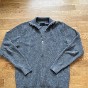 Grå Cardigan  - Tvär fet cardigan från clean cut copenhagen som nu är sugen på en ny ägare. Den är knappt använd, cirka 3-4 gånger, och är i nyskick. Är du sugen? Bara släng iväg ett meddelande och den är din. 1100kr nypris, mitt pris 500😮