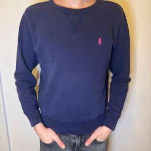 Blå Ralph Lauren Sweatshirt tröja - 🌟extremt bra skick och toppen kvalité, enbart använd någon gång 📬Jag postar 0-1 dagar efter köp 🐑 📏storleks lappen är borttagen på grund av att den kliade, men passar mig som bär xs-s 📐41cm axelbredd, 54cm full längd, 54cm ärmlängd ☺️skriv om du har några funderingar 