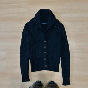 Ralph Lauren Cardigan  - Säljer nu min blåa Polo Ralph Lauren cardigan. Den är i mycket bra skick och har inga skador. Pris kan diskuteras och hör av dig vid minsta fråga 💯💯