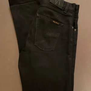Nudie Jeans svarta  - Snygga svarta jeans från Nudie. De har en rak passform och är i riktigt bra skicka 