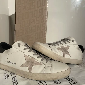 Golden Goose Skor - Golden Goose Skor | Skick: 8,5/10 ( Använda ca 5 gånger ) | Storlek: 44 | Nypris: 6000kr | Box, dustbag m.m tillkommer😁 | Tveka inte att höra av er vid minsta lilla fundering eller intresse! | OBS: ÄR MAN EN AV DEM FÖRSTA 5 SOM SKRIVER KAN VI TÄNKA OSS ATT GÅ NER TILL 2599kr!🙌