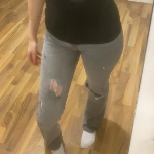 Grå jeans med slitningar - Snygga grå jeans med slitningar på knäna och låren. Skriv för fler bilder
