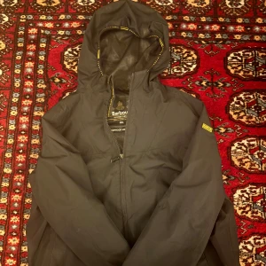 Barbour jacka äkta  - Barbour jacka, mycket bra skick vattentät, tun jacka