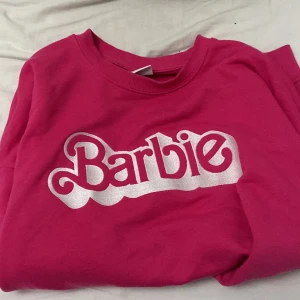 Rosa Barbie-tröja - Oversized Barbie tröja köpt i Berlin, använd några gånger