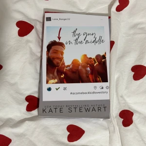 The Guy in the Middle - Boken 'The Guy in the Middle' av Kate Stewart. Nyskick 