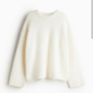 Vit oversized tröja i mohairmix - Supermjuk och fluffig vit tröja i mohairmix från h&m. Slutsåld och knappt använd 