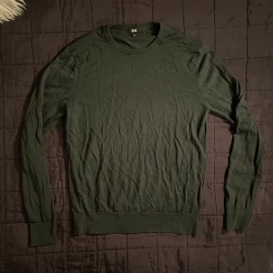 Merinoull tröja - Säljer min mörk gröna merinoull tröja från uniqlo. Säljer den på grund av att den är för liten för mig. Skicket är fantastiskt, ser ut som ny. Storleken är S.