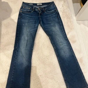 Blå jeansbyxor - Snygga blå jeansbyxor med en klassisk design. De har en lätt slitning på framsidan och fem fickor. Perfekta för en avslappnad stil💕dom är 26/32💕