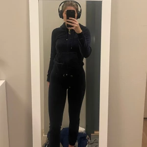 Mörkblå velour hoodie och byxor - Säljer en mysig mörkblå velour hoodie med matchande byxor. Hoodien har dragkedja. Byxorna har snörning i midjan. Fint set som inte längre kommer till användning i storlek S!💙